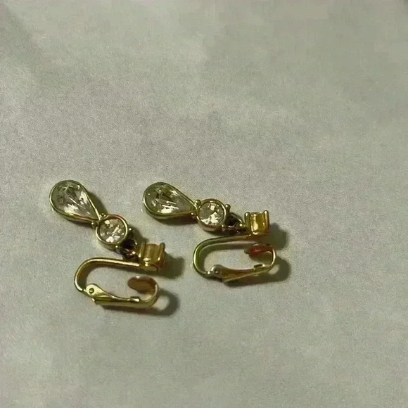 Vintage Avon Goldtone Rialto Clip On Earrings. No Box. Dangling Crystals NWOT - Picture 3 of 3